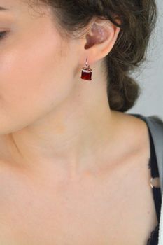 Eleganckie srebrne kolczyki 925 z dużą prostokątną cyrkonią. Długość 1,7 cm, waga 5,45 g, zapięcie na bigiel. Styl glamour na każdą okazję (5).JPG